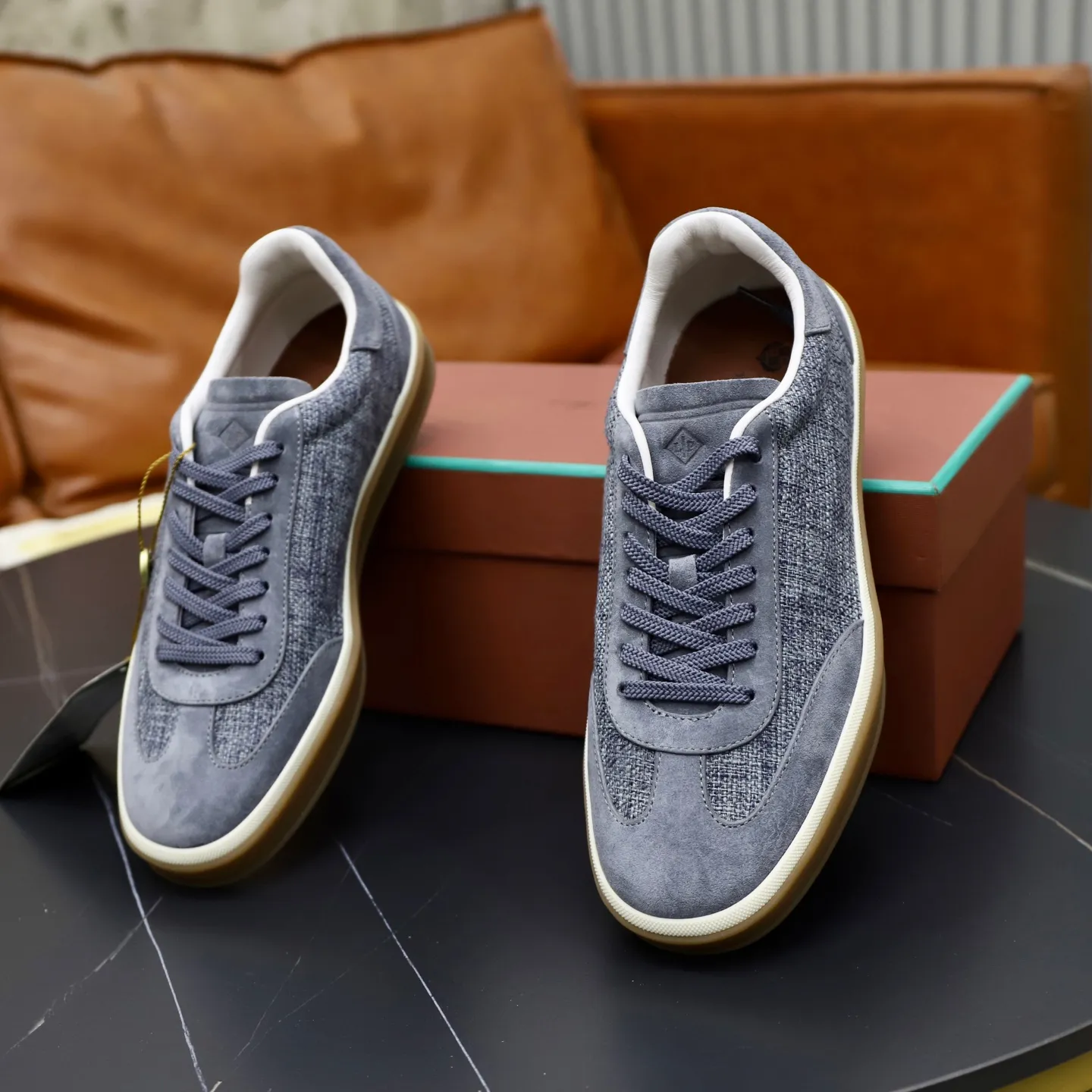 Ex-factory price: 540💰Loro Riana men’s moral training sneakers! Made from high-quality materials and designed in a low-cut silhouette, it offers an elegant and stylish look that's suitable for year-round wear. The unique double-layer sole aesthetic design, caramel cup-shaped outsole is decorated with off-white rubber trim, creating an attractive color combination. Pair with tailored pieces or jeans for a sophisticated yet casual look. The heel is decorated with soft cow leather tongue with Kummel color inserts and cotton laces with embossed LP logo. Upper: cow split suede stitching knitted fabric. Lining: original thickened soft sheepskin. Size: 38-39-40-41-42-43-44 (customized in 45.46)